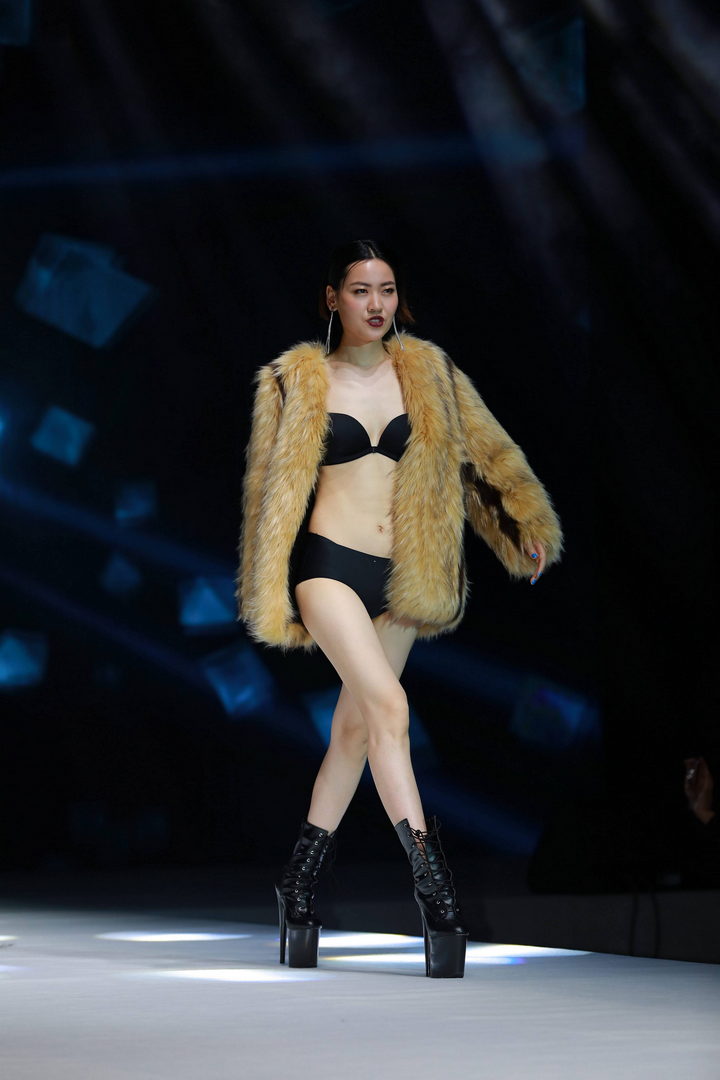 QD4385 套图61张-神兽街拍