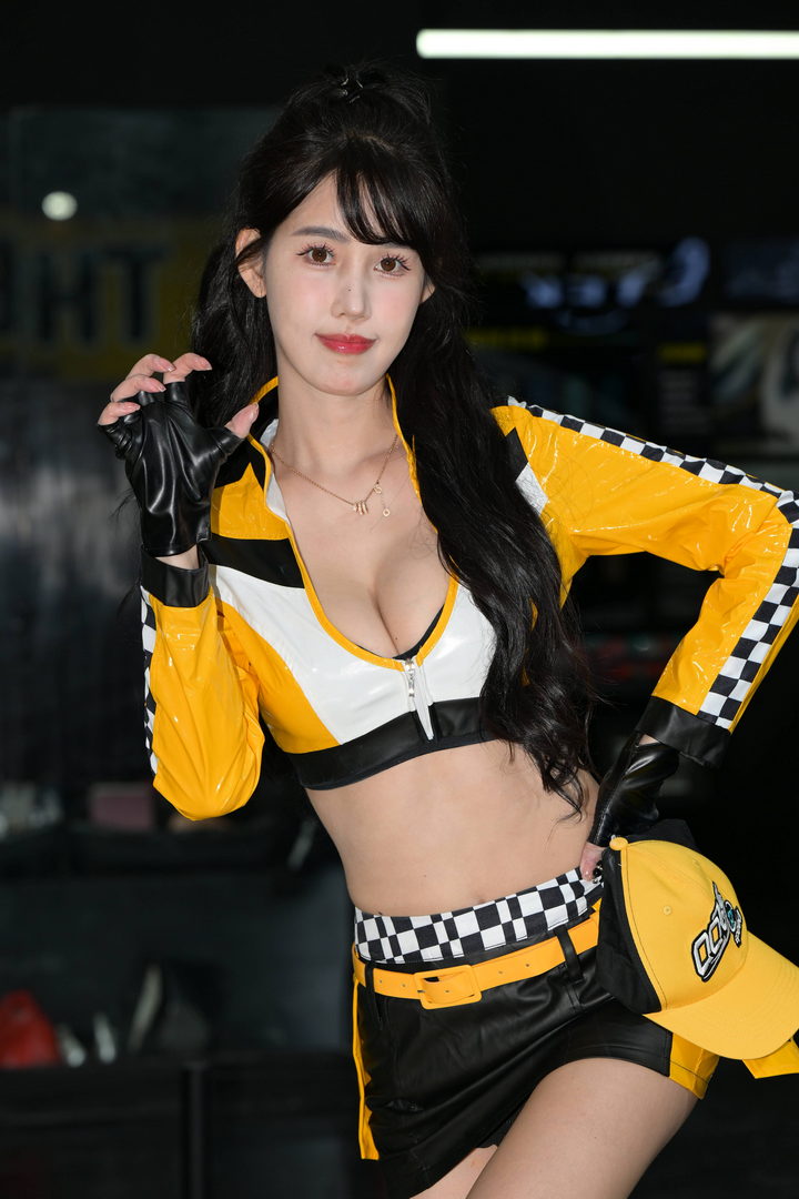 QD4448 套图37张-神兽街拍