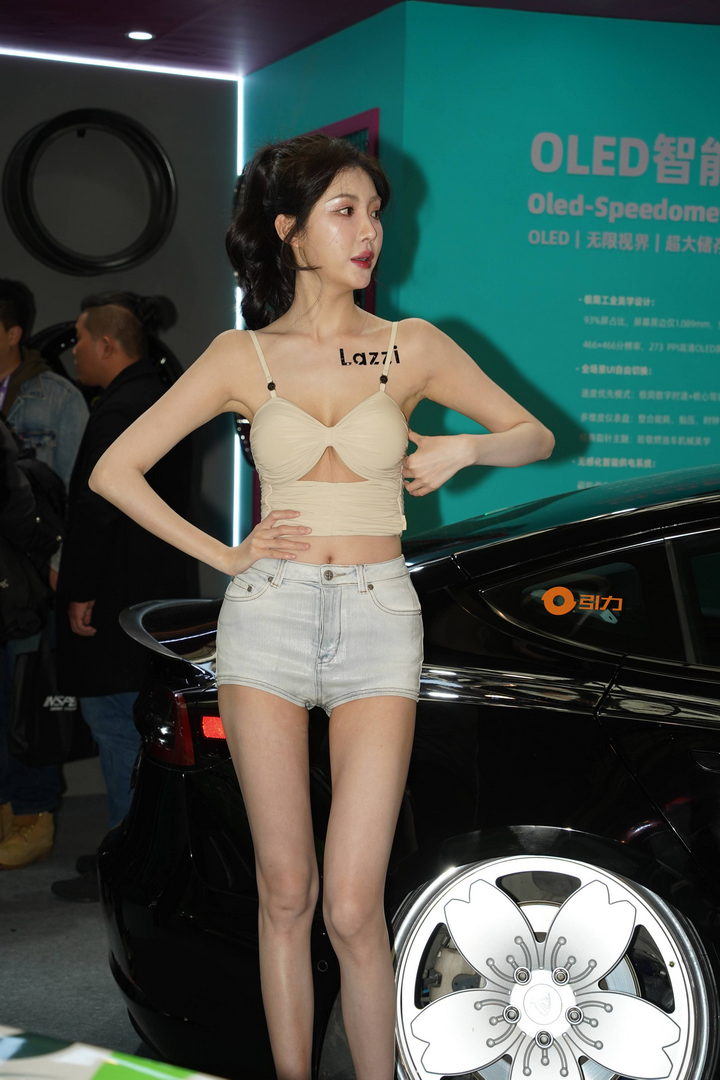 QD4585 套图42张-神兽街拍